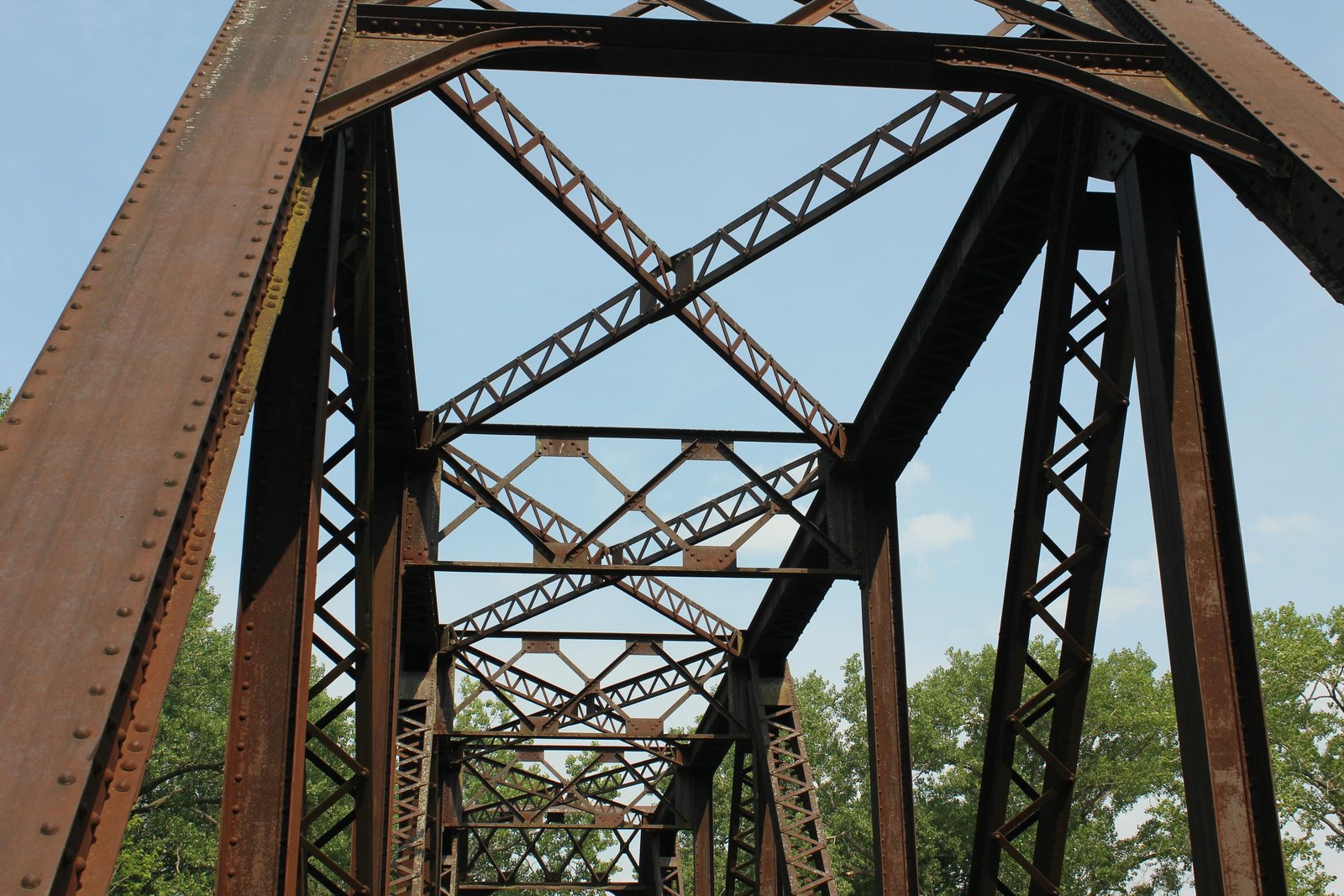 Upper lateral bracing
